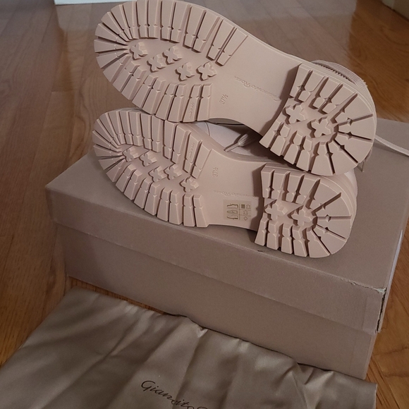 Gianvito Rossi Cream Lace-Up Boots with Rugged Sole - Picture 2 of 13